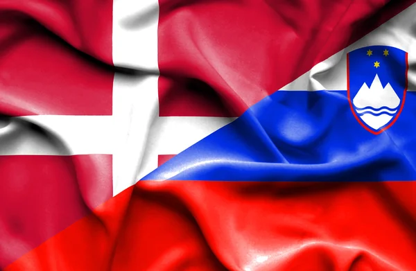 スロベニア、デンマークの旗を振ってください。 — ストック写真