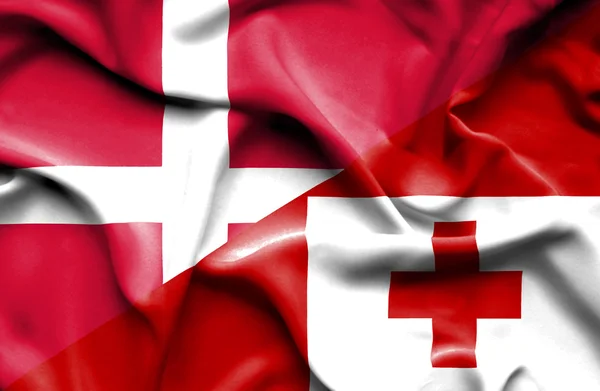 Tonga och Danmark viftande flagga — Stockfoto