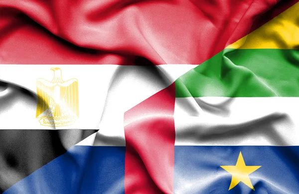 Közép-afrikai Köztársaság és Egyiptom hullámzó zászlaja — Stock Fotó