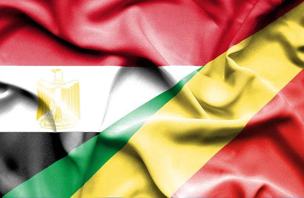 Flagge der Republik Kongo und Ägyptens schwenkend — Stockfoto