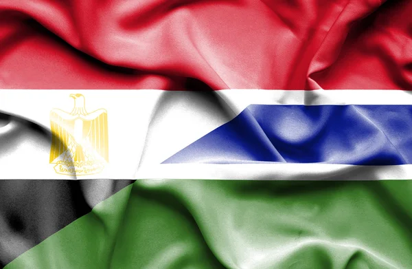 Flagge von Gambia und Ägypten schwenken — Stockfoto