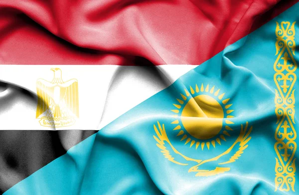 Lambaikan bendera Kazakhstan dan Mesir — Stok Foto