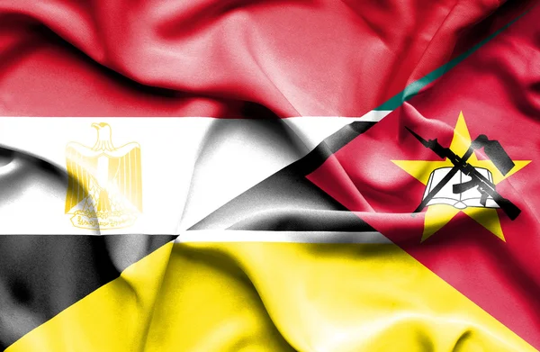Wapperende vlag van Mozambique en Egypte — Stockfoto