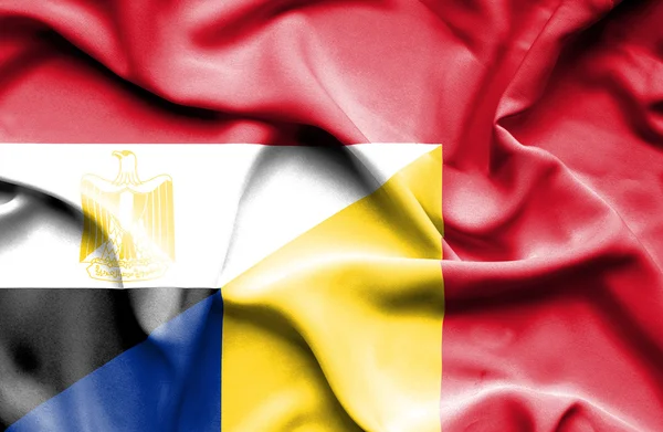 罗马尼亚和埃及那飘扬的旗帜 — 图库照片