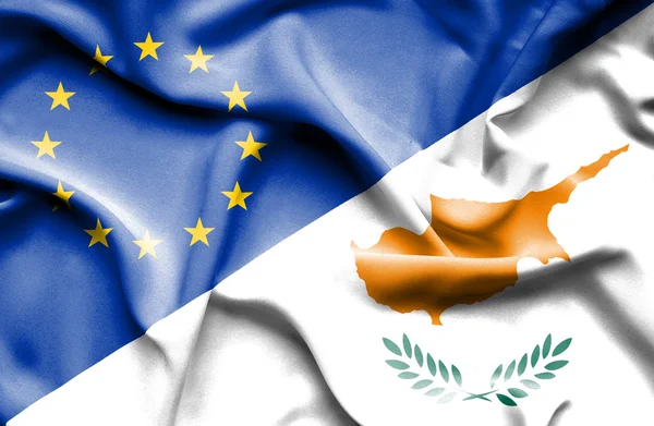 Macha flagą UE i Cypr — Zdjęcie stockowe