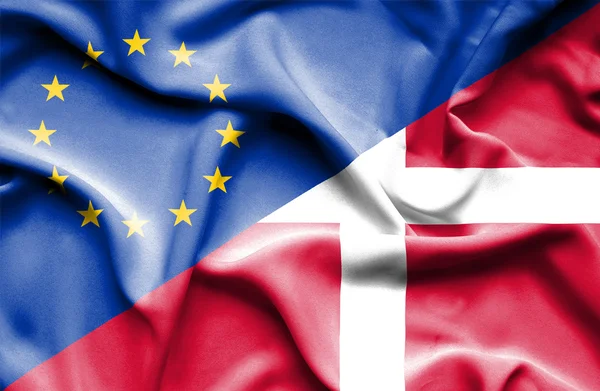 Розмахуючи прапором Данії та ЄС — стокове фото