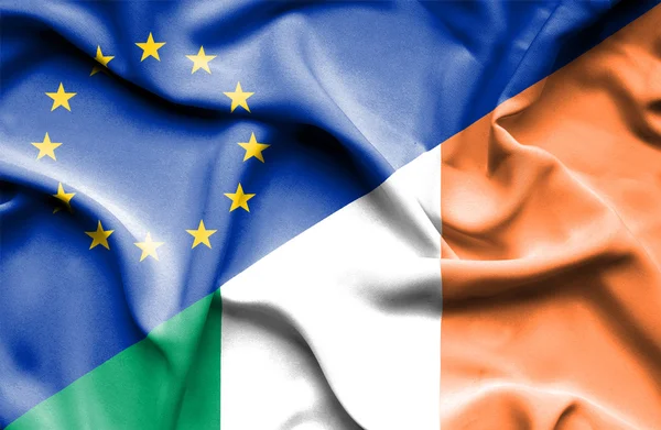 Mávání vlajkou Irska a eu — Stock fotografie