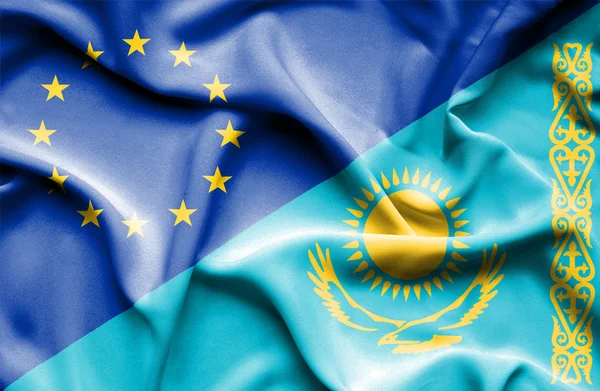 Kazakistan ve AB bayrağı sallayarak — Stok fotoğraf