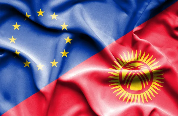 Kırgızistan ve AB bayrağı sallayarak — Stok fotoğraf