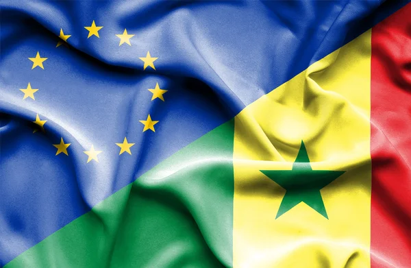 塞内加尔和欧盟那飘扬的旗帜 — 图库照片