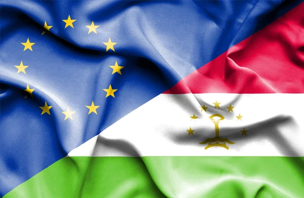 Размахивание флагом Таджикистана и ЕС — стоковое фото