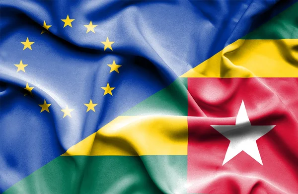 Bandera ondeante de Togo y la UE — Foto de Stock