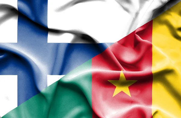 Vlající vlajka Kamerunu a Finsko — Stock fotografie