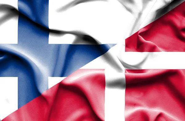 Danimarka ve Finlandiya bayrağı sallayarak — Stok fotoğraf
