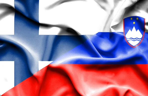 スロベニア、フィンランドの旗を振っています。 — ストック写真