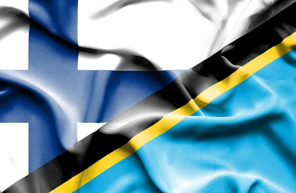 Flagge von Tansania und Finnland schwenken — Stockfoto