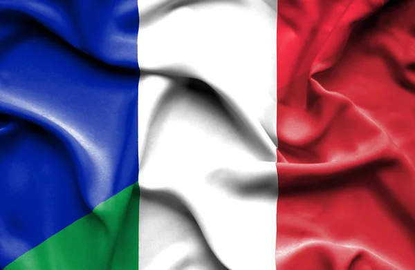 Vlající vlajka Itálie a Francie — Stock fotografie