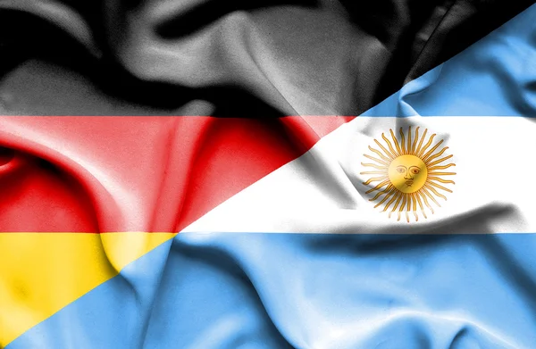 아르헨티나와 독일의 국기를 흔들며 — 스톡 사진