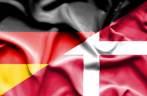 Bandera ondeante de Dinamarca y Alemania — Foto de Stock