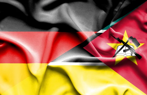 Flagge von Mosambik und Deutschland schwenken — Stockfoto