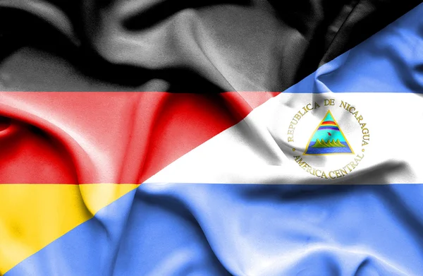 Nikaragua ve Almanya bayrağı sallayarak — Stok fotoğraf