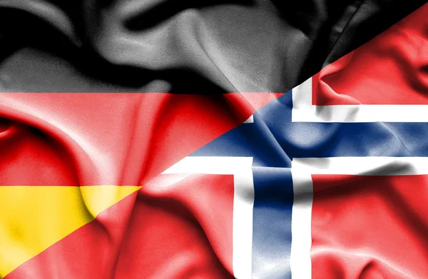 Розмахуючи прапором Норвегії та Німеччини — стокове фото