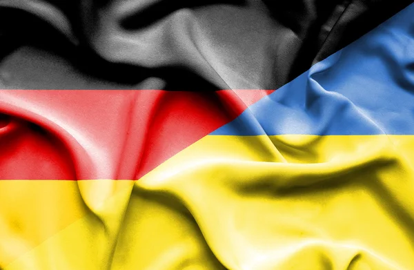 Flagge der Ukraine und Deutschlands schwenken — Stockfoto