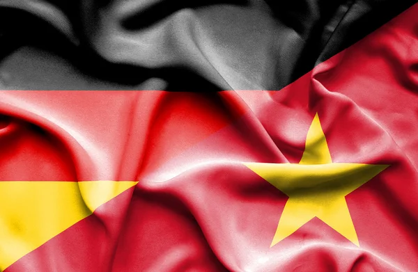 Flagge Vietnams und Deutschlands schwenken — Stockfoto
