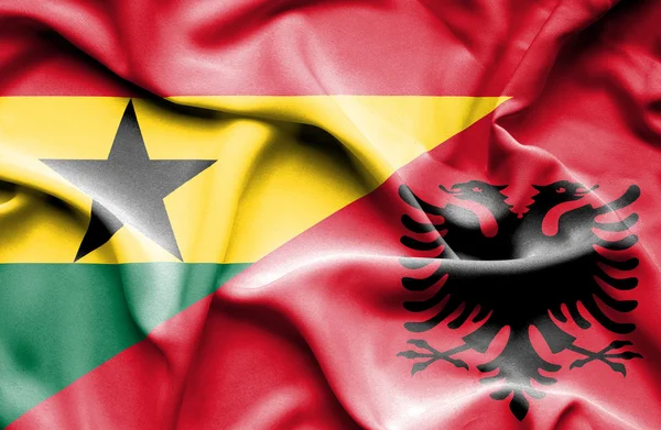 Flagge Albaniens und Ghanas schwenken — Stockfoto
