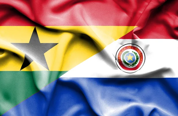 Flagge Paraguays und Ghanas schwenken — Stockfoto