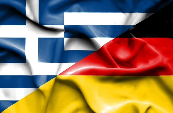 Розмахуючи прапором Німеччини і Греції — стокове фото