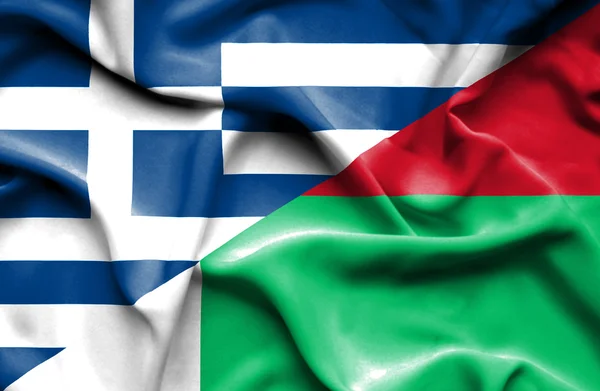 Vlající vlajka Madagaskaru a Řecko — Stock fotografie
