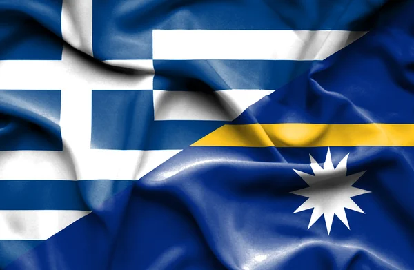 Ondeando la bandera de Nauru y Grecia — Foto de Stock