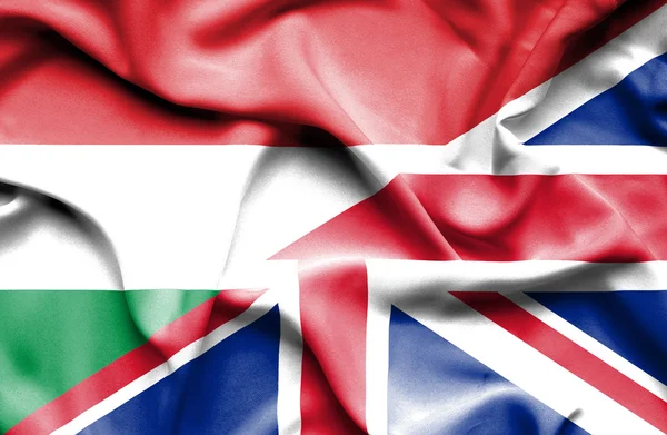 Wapperende vlag van het Verenigd Koninkrijk en Hongarije — Stockfoto