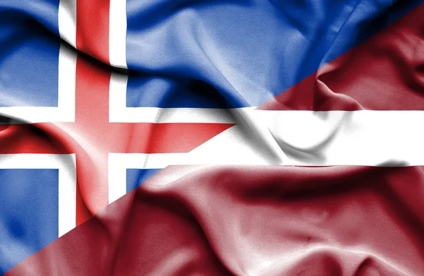ラトビアとアイスランドの旗を振っています。 — ストック写真