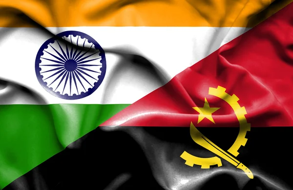 Розмахував прапором Ангола та Індії — стокове фото