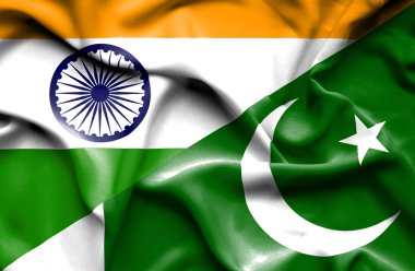 Pakistan ve Hindistan bayrağı sallayarak