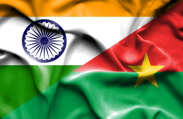 ブルキナファソ、インドの旗を振っています。 — ストック写真