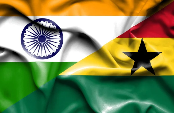 Ondeando la bandera de Ghana y la India — Foto de Stock