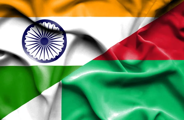 Bandiera sventolante di Madagascar e India — Foto Stock