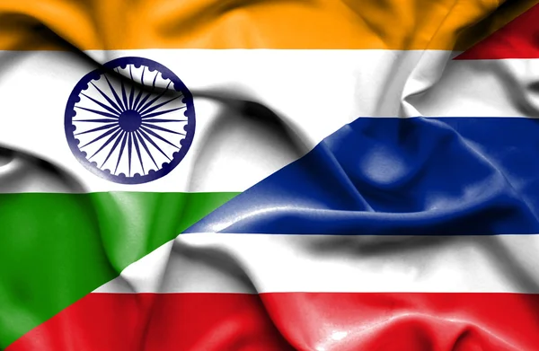Bandiera sventolante di Thailandia e India — Foto Stock