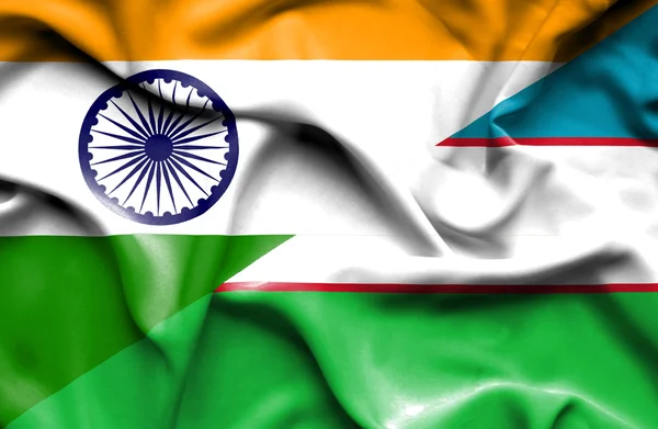 Wapperende vlag van Oezbekistan en India — Stockfoto