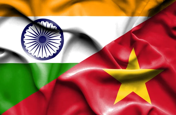Розмахуючи прапором в'єтнамського та індійського — стокове фото