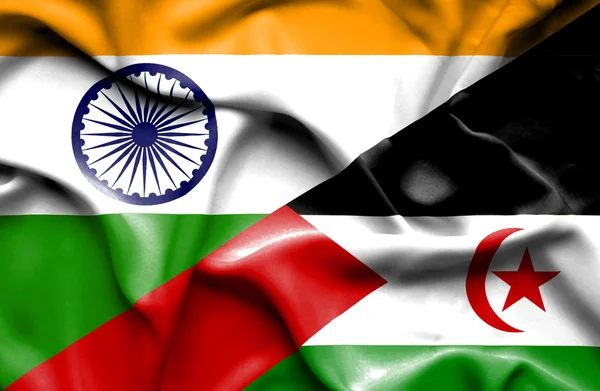Macha flagą Sahary Zachodniej i Indii — Zdjęcie stockowe