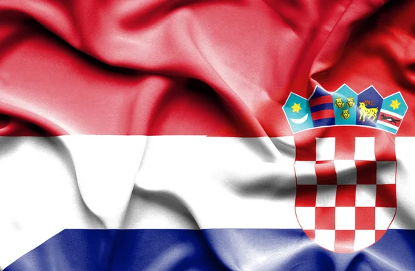 Heiluttaen Kroatian ja Indonesian lippua — kuvapankkivalokuva