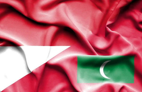 Размахивая флагом Мальдив и Индонезии — стоковое фото