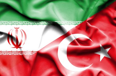 Türkiye ve Iran bayrağı sallayarak