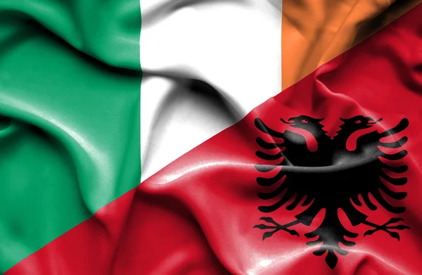 Arnavutluk ve İrlanda bayrağı sallayarak — Stok fotoğraf