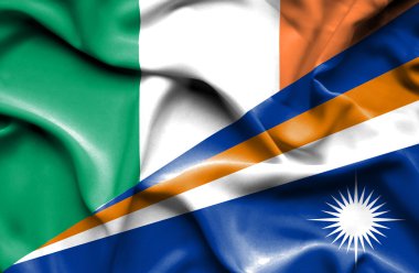 Marshall Adaları ve İrlanda bayrağı sallayarak