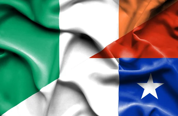 Chile och Irland viftande flagga — Stockfoto